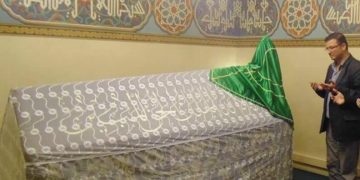 “Gören bizi sanır deli, Usludan yeğdir delimiz…”